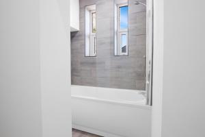 Stadium View Apartments #3 - Spacious 3 Bed Flat with Private Parking & 2 Showers