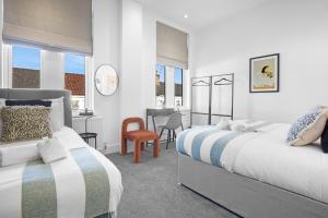 Stadium View Apartments #3 - Spacious 3 Bed Flat with Private Parking & 2 Showers