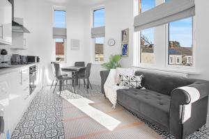 Stadium View Apartments #3 - Spacious 3 Bed Flat with Private Parking & 2 Showers