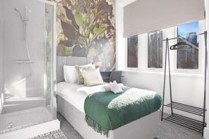 Stadium View Apartments #3 - Spacious 3 Bed Flat with Private Parking & 2 Showers