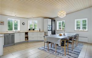 4 Bedroom Stunning Home In Glesborg