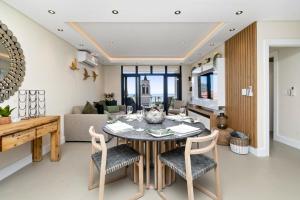 Atlantic Views Luxury 2-Bed with Pool in Sea Point