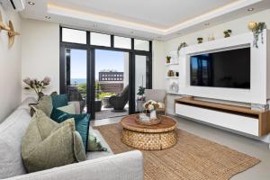 Atlantic Views Luxury 2-Bed with Pool in Sea Point