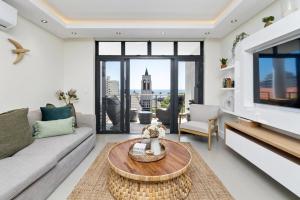 Atlantic Views Luxury 2-Bed with Pool in Sea Point