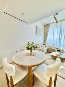 Stylish 1br Apt In Jvc Pool Access & Parking