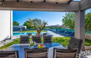 6 Bedroom Cozy Home In Pula