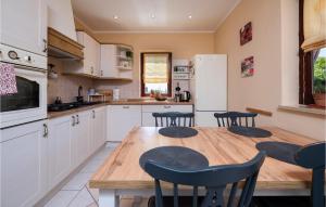 3 Bedroom Awesome Apartment In Fazana