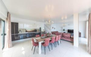 Gorgeous Home In Kastel Stari With Jacuzzi 