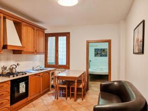 Two-Bedroom Apartment n°1 - Via Giovan Battista Zannoni 6
