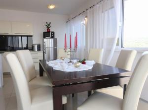 Okrug Gornji Luxurious Escape Villa with Pool