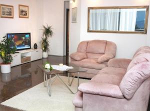 Okrug Gornji Luxurious Escape Villa with Pool