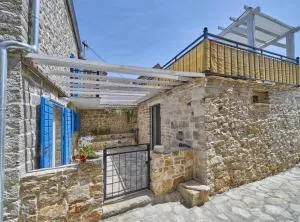 Elegant Stone House with Jacuzzi, Terrace, and Private Yard in Solta - Rogač