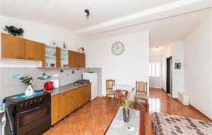 Gorgeous Apartment In Okrug Gornji