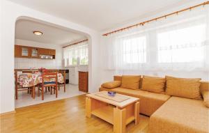 Beautiful Apartment In Jadranovo With Wifi 