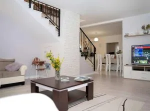 Peaceful Escape with Mountain Views, Heated Pool and Modern Amenities in Radošić - Lećevica