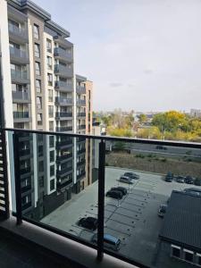 Modern 1BR Apartment with Garage in Center