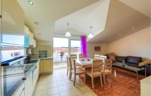 3 Bedroom Gorgeous Apartment In Trogir 