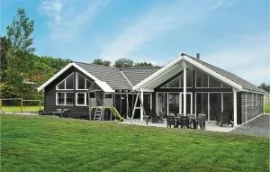 6 Bedroom Beautiful Home In Tranekær - كورسور