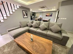 Super Luxury 3 Bedroom Private Pool Villa with Jacuzzi, Near 711, 10 minutes to Walking Street and Pattaya Beach - MT 7