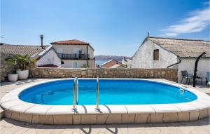 3 Bedroom Nice Home In Karlobag 