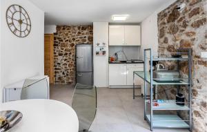 3 Bedroom Nice Home In Karlobag