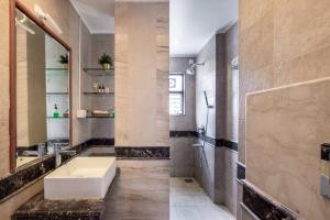 LuxeHorizon 8 Bedroom Luxury Villa