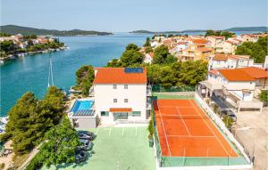 Seven-Bedroom Holiday Home In Zaboric