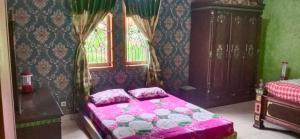 Latar Amba Guest House