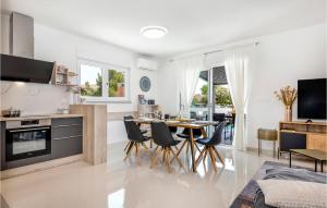 3 Bedroom Cozy Home In Jadrija 