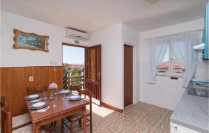 Two-Bedroom Apartment In Supetar