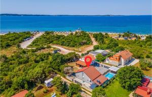 Beautiful Home In Peroj With Wifi