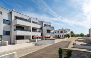 2 Bedroom Cozy Apartment In Zaton