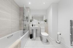 Luxury 3 bed apartment with Balcony