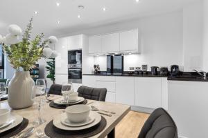 Luxury 3 bed apartment with Balcony