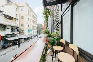 Balcony Street VIEW apartment/ Hanoi OLD Quarter/ Netflix