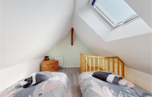 Maisons de vacances Stunning Home In Neuilly Le Vendin : photos des chambres