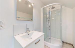 Maisons de vacances Stunning Home In Neuilly Le Vendin : photos des chambres