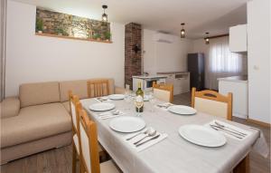 3 Bedroom Stunning Home In Tijarica