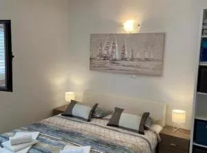 Seaside Retreat Holiday Home with Terrace - 小德尔韦尼克岛