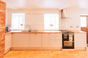 Luxury newly converted oak cottage with hot tub