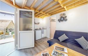 Maisons de vacances Stunning Home In Neuilly Le Vendin : photos des chambres