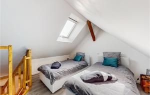 Maisons de vacances Stunning Home In Neuilly Le Vendin : photos des chambres