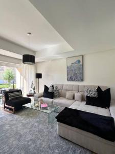 Luxury Garden Apartment by the Beach