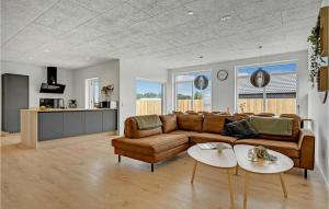 6 Bedroom Cozy Home In Ebeltoft