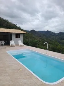 Chale no centro de Lumiar com água de nascente - Lumiar