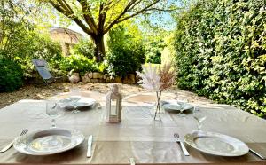Appartements Gite 4 personnes dans Mas Provencal avec piscine et jardin : photos des chambres
