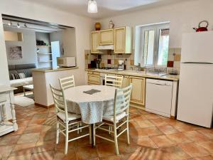 Appartements Gite 4 personnes dans Mas Provencal avec piscine et jardin : photos des chambres