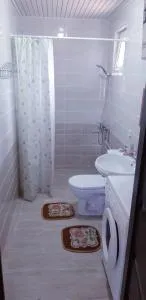 Отдых на берегу Иссык-куля круглый год северный берег озера Гостевой дом коттеджи в 200 метрах от берега озера Стоимость отдыха от 500 дол в сутки Принимаем бронь оплата на мбанк 100процентов предоплата - 乔克-塔尔