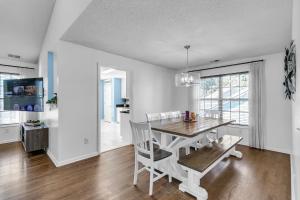 Modern 6BR Haven with Playroom, Gym & Deck! home - Ubytování bez kategorie ve městě Cartersville