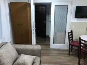 Near Highway free parking apartment